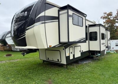 driver side of fifth wheel